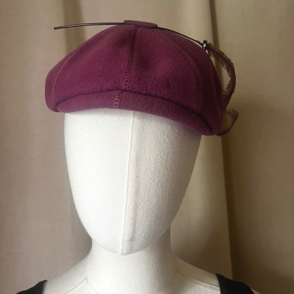 Vintage 1950s Plum‎ Wool Felt Hat Feather Cocktail Fascinator Beret